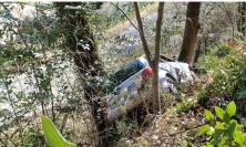 San Severino, l'auto esce di strada e finisce la sua corsa contro un albero: una donna all'ospedale