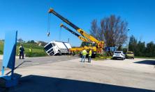 Macerata, camion fuori strada a Villa Potenza: intervento di polizia locale e Anas
