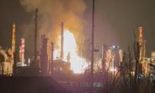 Falconara, incendio alla raffineria Api: intervento dei vigili del fuoco in corso