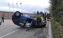 Recanati, auto si ribalta sulla strada