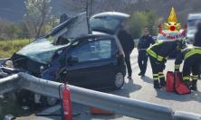 Serrapetrona, incidente  sulla SS77: auto finisce contro il guardrail: due feriti all'ospedale