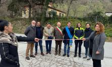 Caldarola, stop al caos dei mezzi pesanti: inaugurato il semaforo che limita transito e velocità a Valcimarra