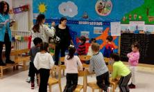 Li Matti de Montecò portano la tradizione popolare nelle scuole dell’infanzia: musica, giochi e saltarello per educare divertendo