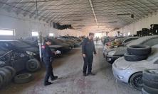 Officina abusiva in azienda agricola: sequestrati 135 veicoli a Morrovalle
