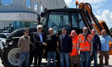 Provincia di Macerata, un nuovo trattore per il taglio dell'erba: "Sfalcio più sicuro e veloce"