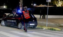 Macerata, urla e gesti contro le auto poi l'aggressione ai carabinieri: denunciata