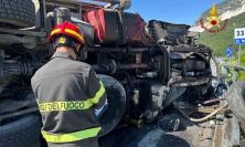 Camion carico di legname si ribalta lungo la Statale: strada chiusa al traffico
