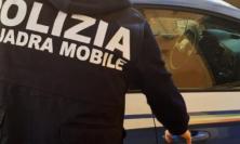 Folle inseguimento a Fermo con veicoli rubati: furgone si ribalta, ladri in fuga nei campi