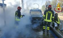 Porto Recanati, auto in fiamme al casello A14: intervengono i vigili del fuoco