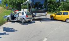 Scontro tra auto e pullman a San Severino: paura tra gli studenti a bordo, ma autista evita il peggio