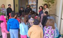 Macerata, imparare a proteggere l’ambiente fin da piccoli: la Forestale accoglie la “Fratelli Cervi”