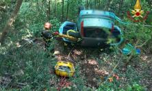 Auto finisce in una scarpata: conducente estratto dai vigili del fuoco e trasferito in elisoccorso a Torrette (FOTO)
