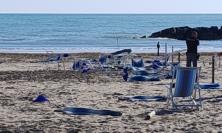 Civitanova, ombrelloni in mare e lettini distrutti: vandali in azione allo chalet Hosvi