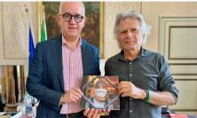 Civitanova, le immagini della pandemia in un libro: Tramandoni consegna la sua opera al sindaco