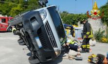 Operaio resta schiacciato dal furgone: trasferito a Torrette in eliambulanza