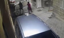Macerata, abbandonano materasso e reti in centro: coppia identificata e sanzionata