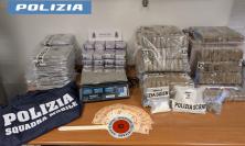 Droga nascosta nel seminterrato e in casa: sequestrati 70 kg di hashish e cocaina. Arrestata una coppia Droga nascosta nel seminterrato e in casa: sequestrati 70 kg di hashish e cocaina. Arrestata una coppia