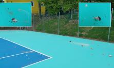 Sarnano, i vandali arrivano prima del taglio del nastro: danneggiati i campi da tennis, apertura posticipata Sarnano, i vandali arrivano prima del taglio del nastro: danneggiati i campi da tennis, apertura posticipata