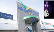 Macerata - Luk3, il talento di Amici, in esclusiva al centro commerciale Val di Chienti: firmacopie e foto con i fan