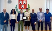 Camerino, Giulio Pellizzari torna a casa: premiato dal Comune dopo il sesto posto al Giro d'Italia 2025