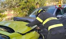 Scontro frontale tra due auto in curva: due giovani feriti, uno elitrasportato ad Ancona