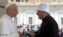 Il berretto del vescovo e il sorriso del Papa: siparietto tra monsignor Vecerrica e Leone XIV in piazza San Pietro (VIDEO)