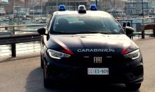 Civitanova, sorpreso a forzare una finestra: uomo fermato dopo colluttazione con i carabinieri