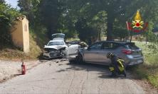 Violento impatto tra auto: due feriti, uno trasportato a Torrette in eliambulanza