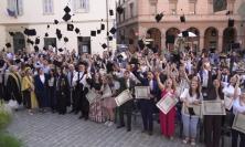 Unimc, 1.904 laureati nel 2024: al via il Graduation Day in piazza con il rettore McCourt