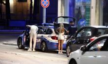 Movida a Civitanova, oltre 160 persone identificate: sanzioni per droga e irregolarità negli chalet