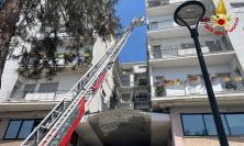 Civitanova, cadono calcinacci da un cornicione: intervento dei vigili del fuoco in via della Nave