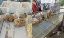 Civitanova, blitz al mercato settimanale: sequestro e multa da 5.000 euro a venditore abusivo di alimenti