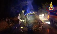 Sabato notte di incidenti nelle Marche, due feriti a Torrette: auto in fiamme sulla Corinaldese (FOTO)
