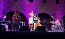 La voce di Karima incanta il pubblico: grande apertura per Borghi in Jazz al Castello della Rancia