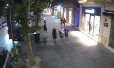 Civitanova, scippo a un’anziana in centro, inseguito da due passanti: rintracciato e denunciato dalla Polizia