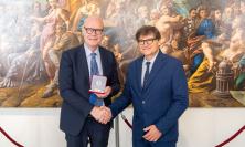 Unimc, il rettore John McCourt premiato come “Marchigiano fuori le mura”