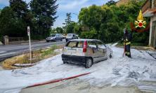 Montecassiano, auto divorata falle fiamme sulla Sp77