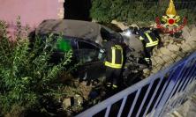 Auto sfonda la recinzione e finisce nel cortile di una casa: un ferito