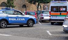 Civitanova, spintoni e urla in piazza San Marone: ragazza soccorsa dal 118 dopo intervento della polizia