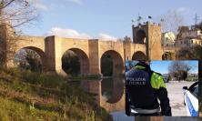 Tolentino, controlli sotto il Ponte del Diavolo: sei cittadini stranieri identificati
