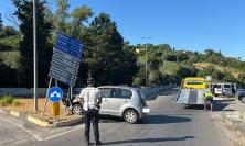 Macerata, perde il controllo dell'auto e finisce contro palo della segnaletica