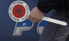 Tolentino, fugge all’alt con lo scooter e si rifugia in un edificio inagibile: denunciato 20enne