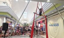 Magia, risate e acrobazie: il Valdichienti Buskers Festival trasforma il centro commerciale in un palcoscenico Magia, risate e acrobazie: il Valdichienti Buskers Festival trasforma il centro commerciale in un palcoscenico