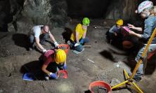 Orsi, selci e un amo in osso: la Grotta dei Baffoni racconta il passato grazie agli studi di Unicam