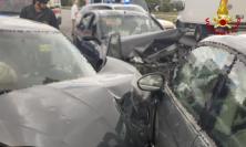 Tolentino, scontro tra quattro auto: tre feriti in ospedale, un conducente estratto dai vigili del fuoco