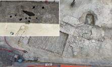 Penna San Giovanni, scoperti mosaico romano e ossa umane sotto piazza del Municipio