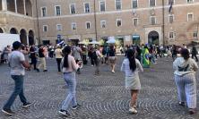 Giovani pellegrini da Rio a Macerata: un cerchio danzante di fede e speranza in Piazza della Libertà