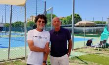 Tra tuffi in mare e campi da tennis: Max Gazzè in vacanza con la famiglia a Porto Recanati