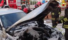 Auto in fiamme nella notte a Trodica: evacuata un’abitazione
