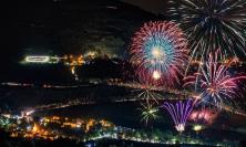 Magia di San Lorenzo, fuochi d’artificio sul Lago di Fiastra: prima e dopo si canta con le canzoni di De André